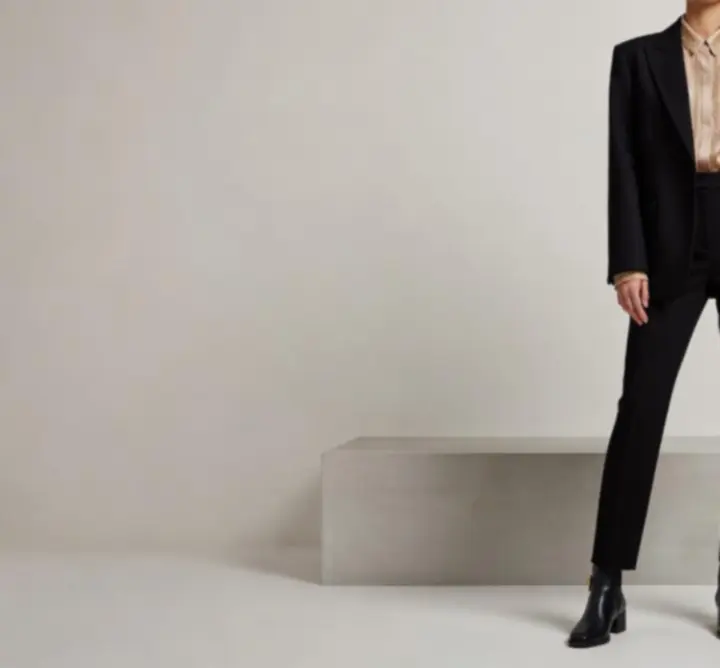 Editorialowe zdjęcie mody prezentujące luksusowe ubrania w nowoczesnej aranżacji